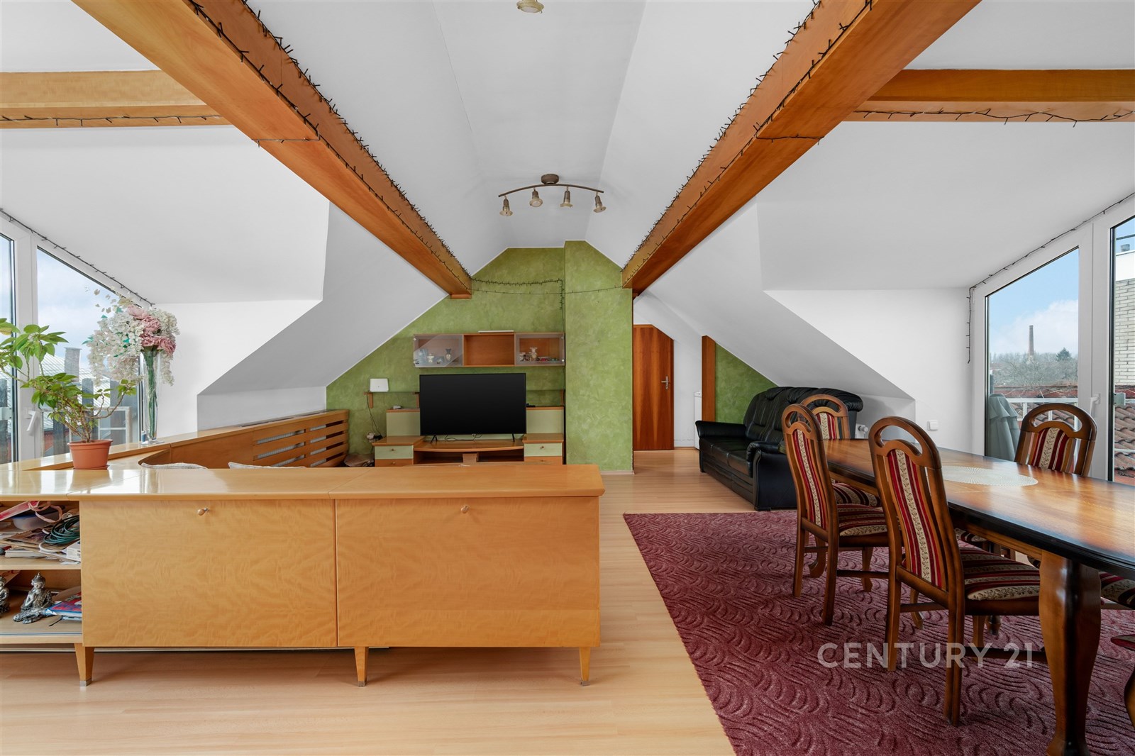 Prostorný obývací pokoj s parketovou podlahou, vel