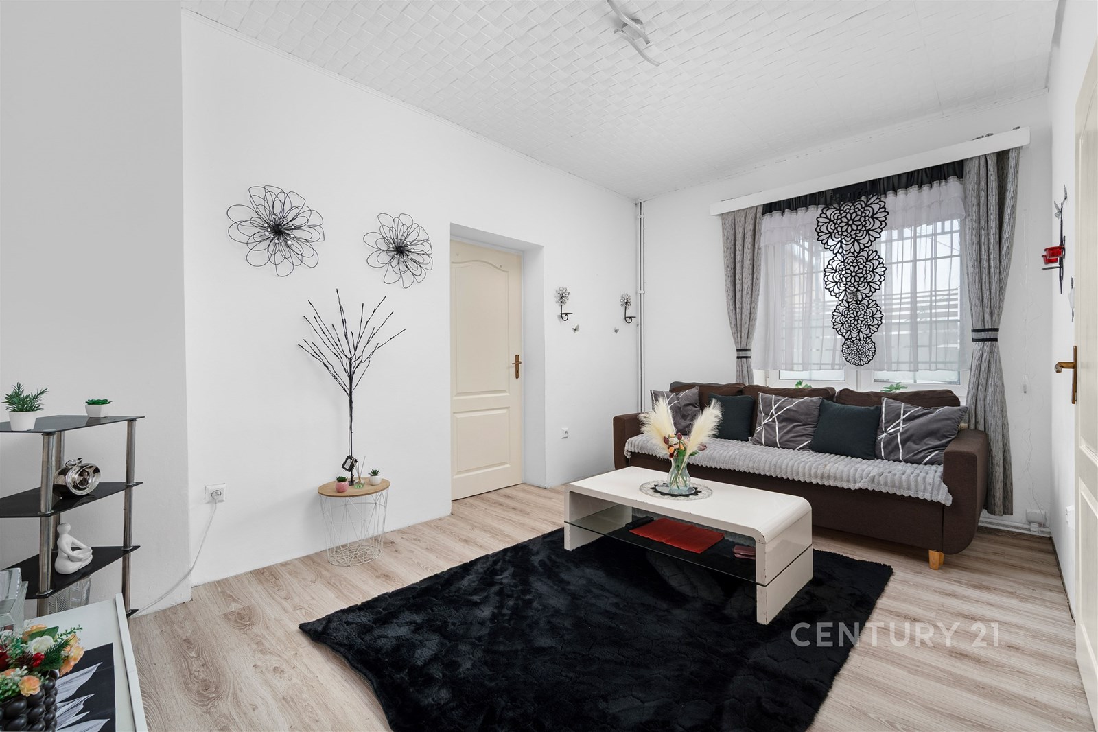 Světlý obývací pokoj s moderními prvky, laminátovo