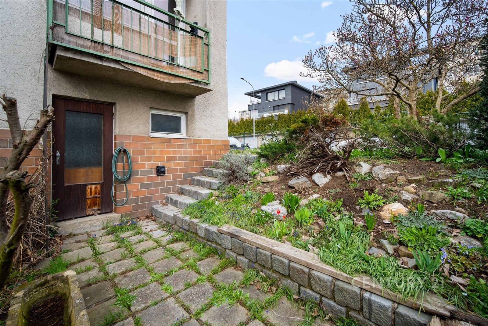 Venkovní terasa s dlažbou a udržovanou zahradou, n