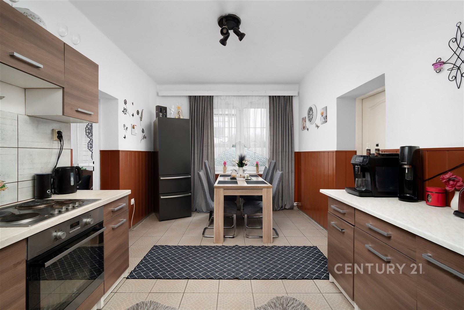 Moderní kuchyň s dlažbou, vestavěnými skříněmi a v