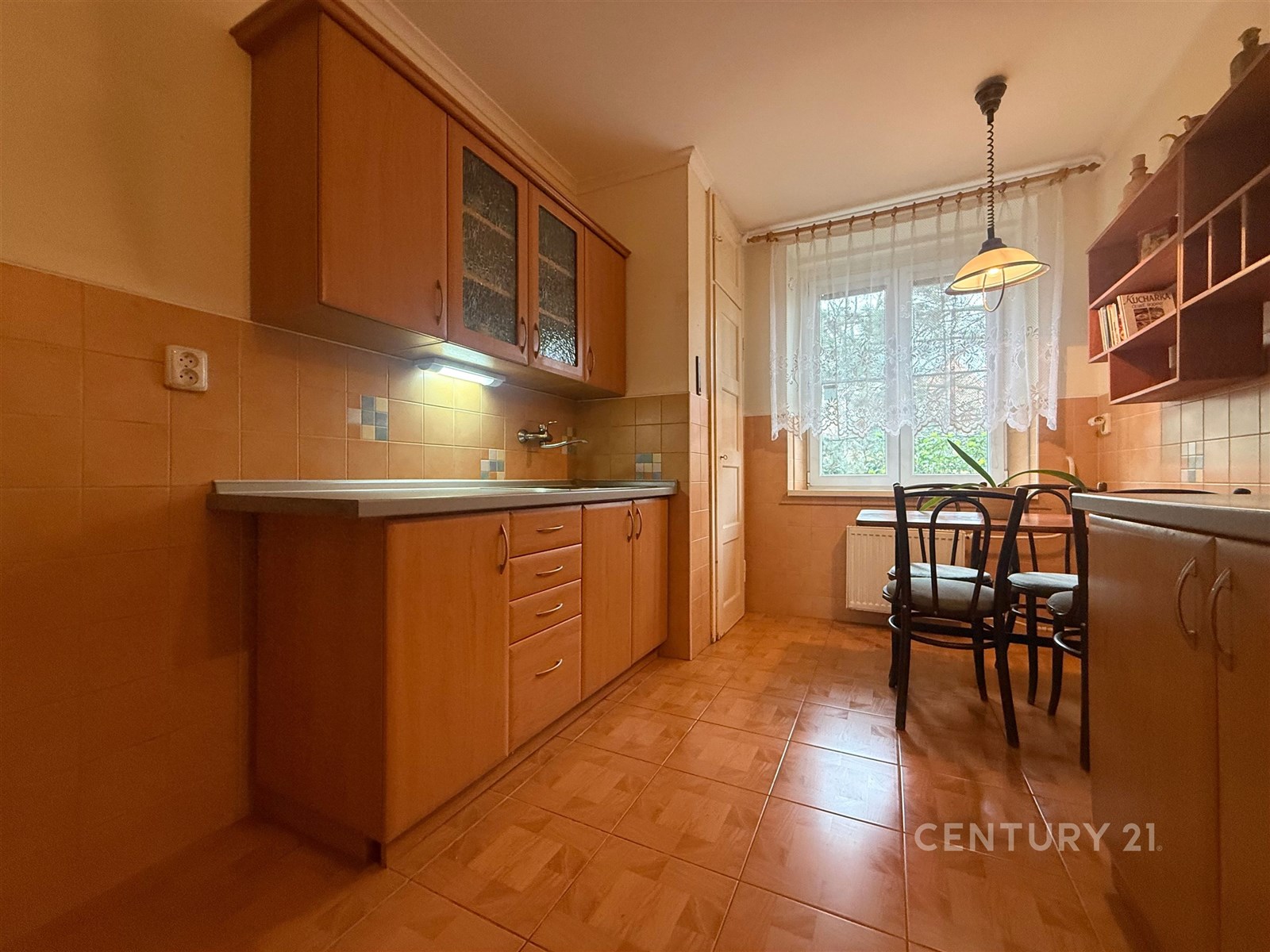 Kuchyň s parketovou podlahou a velkými okny, dřevě