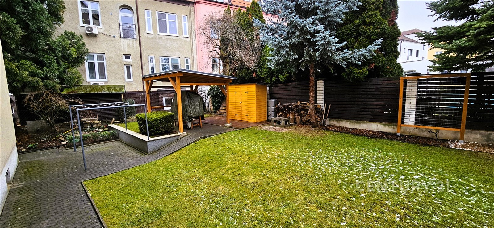 Zahrada s udržovaným trávníkem, dřevěným altánem a