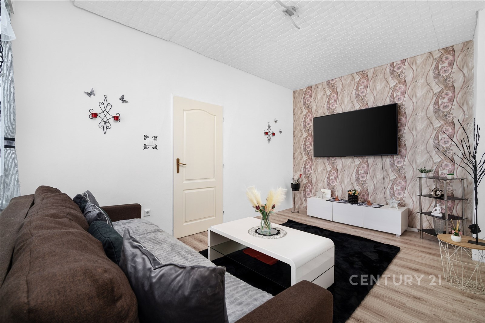 Světlý obývací pokoj s moderní dřevěnou podlahou, 