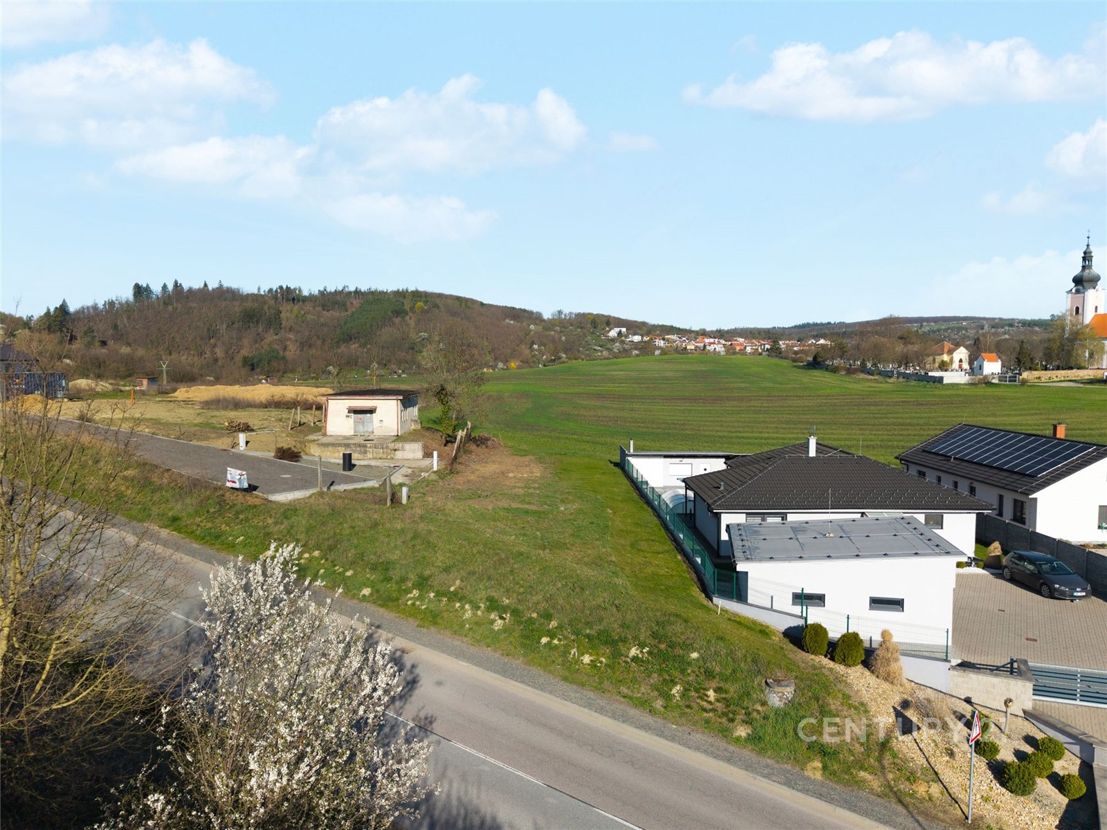 Stavební pozemek s výhledem na krajinu, slunná lok