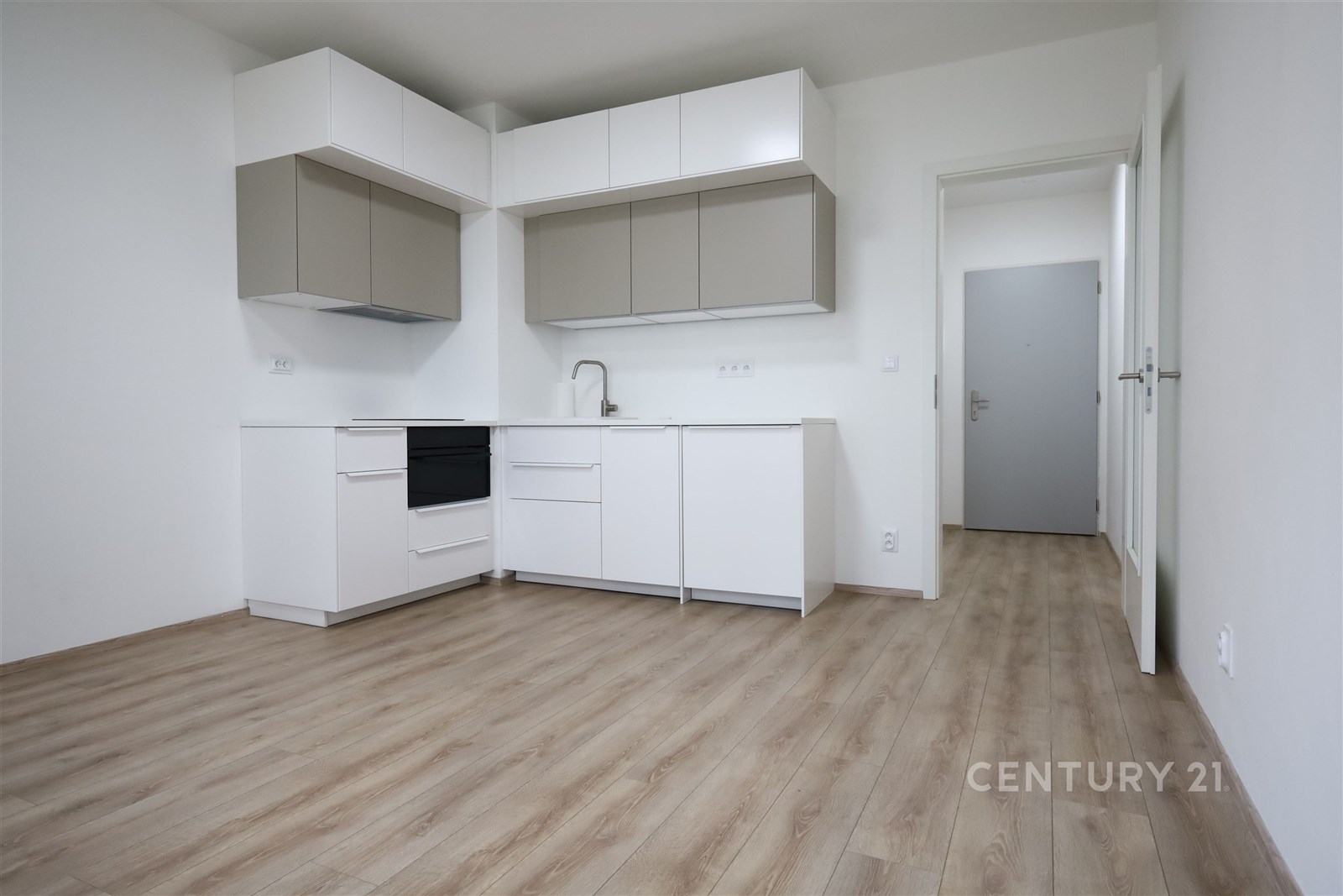 Moderní kuchyň s parketovou podlahou, světlé skříň