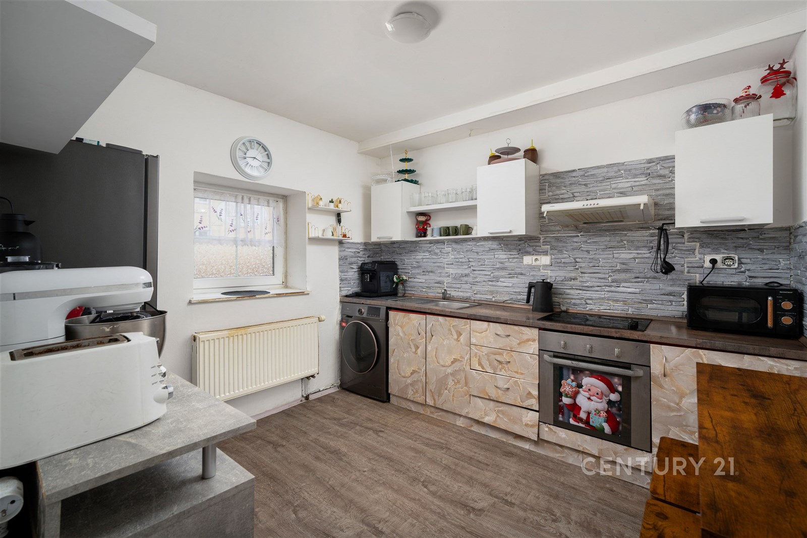 Moderní kuchyň s dřevěnou podlahou, vestavěnými sp