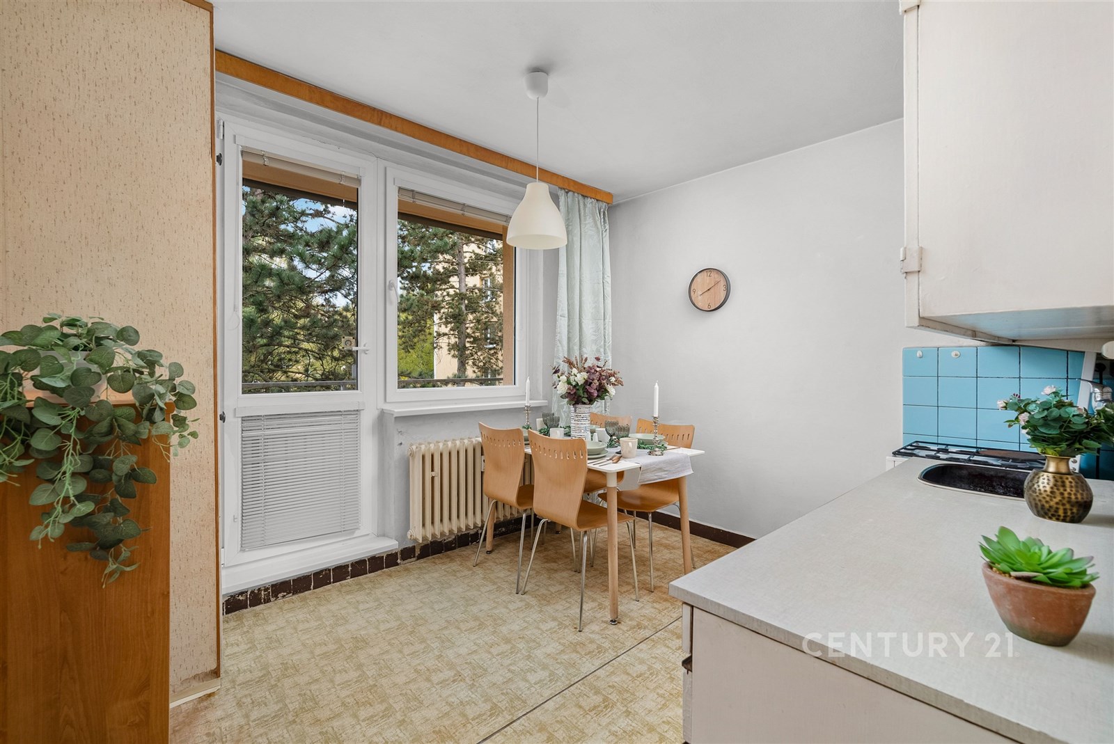 Jídelní kout s velkými okny, původní dřevěné oblož