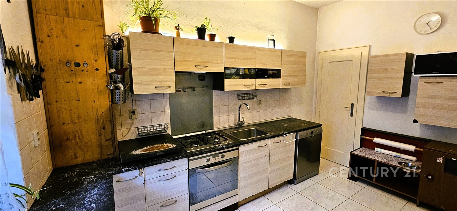 Moderní kuchyň s dlažbou, světlá dřevěná kuchyňská