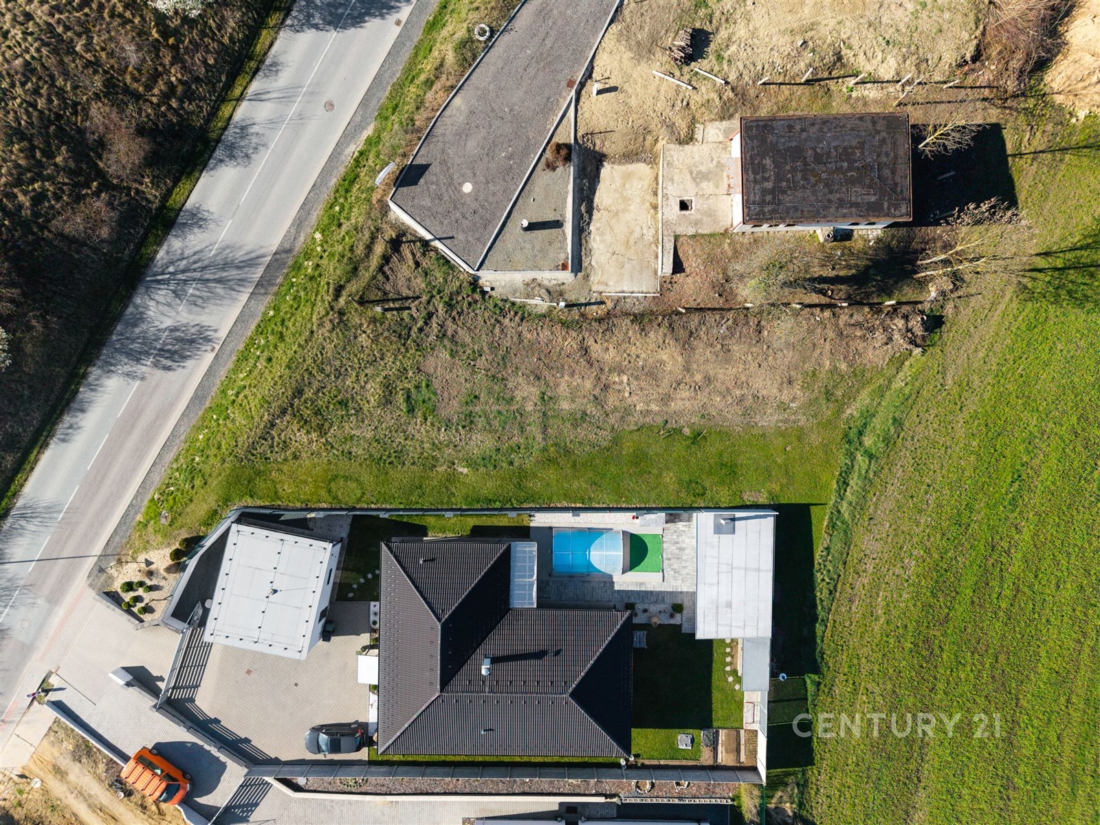 Pohled na moderní rodinný dům s dřevěnou terasou, 