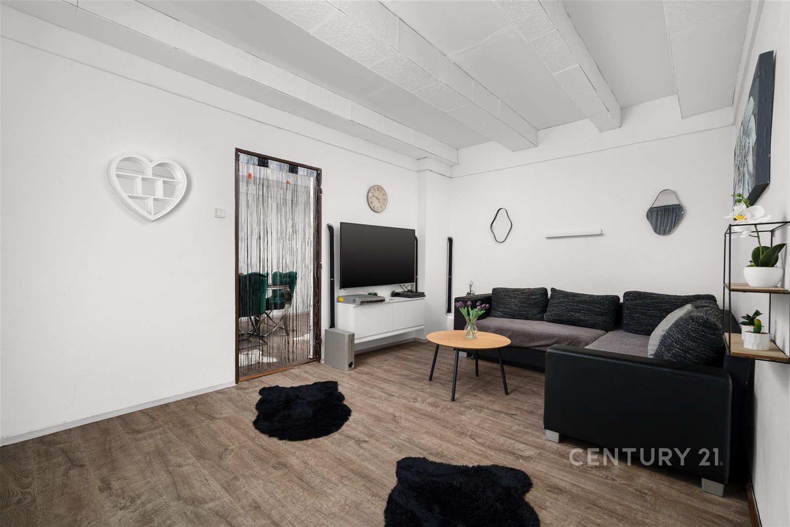 Světlý obývací pokoj s moderním nábytkem, parketov