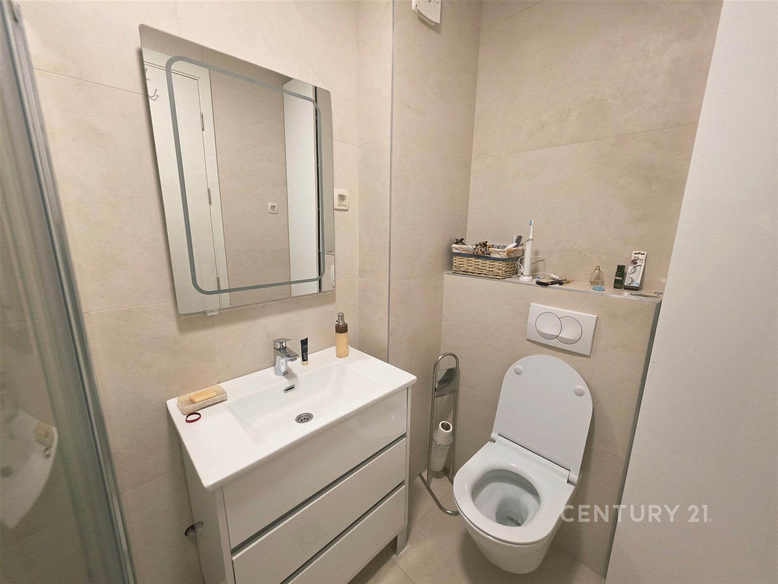 Moderní koupelna s dlažbou, elegantní umyvadlo se 