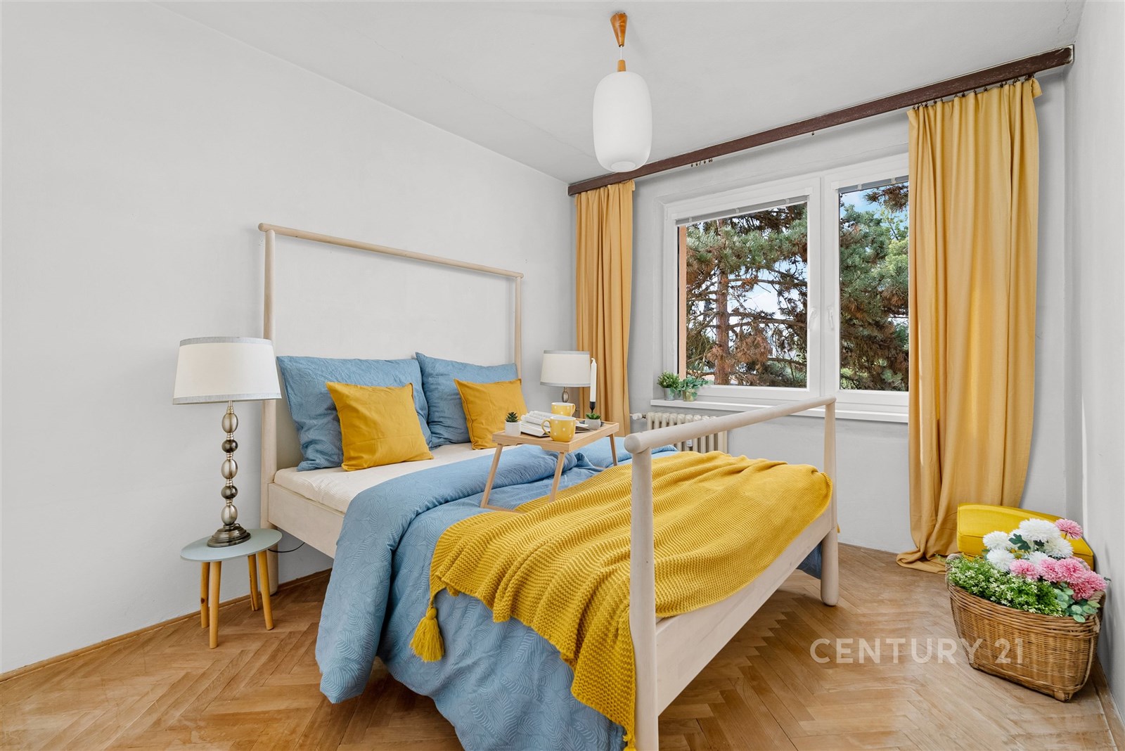 Světlá ložnice, parketová podlaha, velká okna, mod