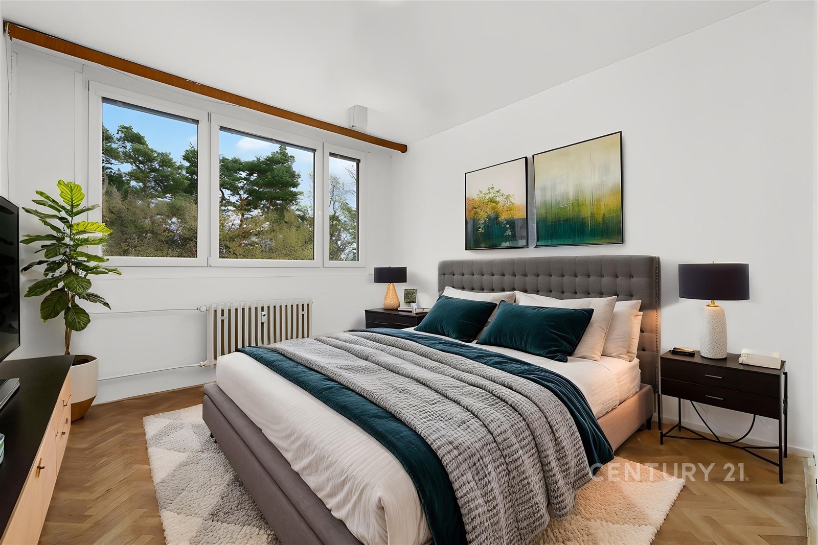 Prostorná ložnice, parketová podlaha, velká okna, moderní výzdoba a dostatek přirozeného světla.