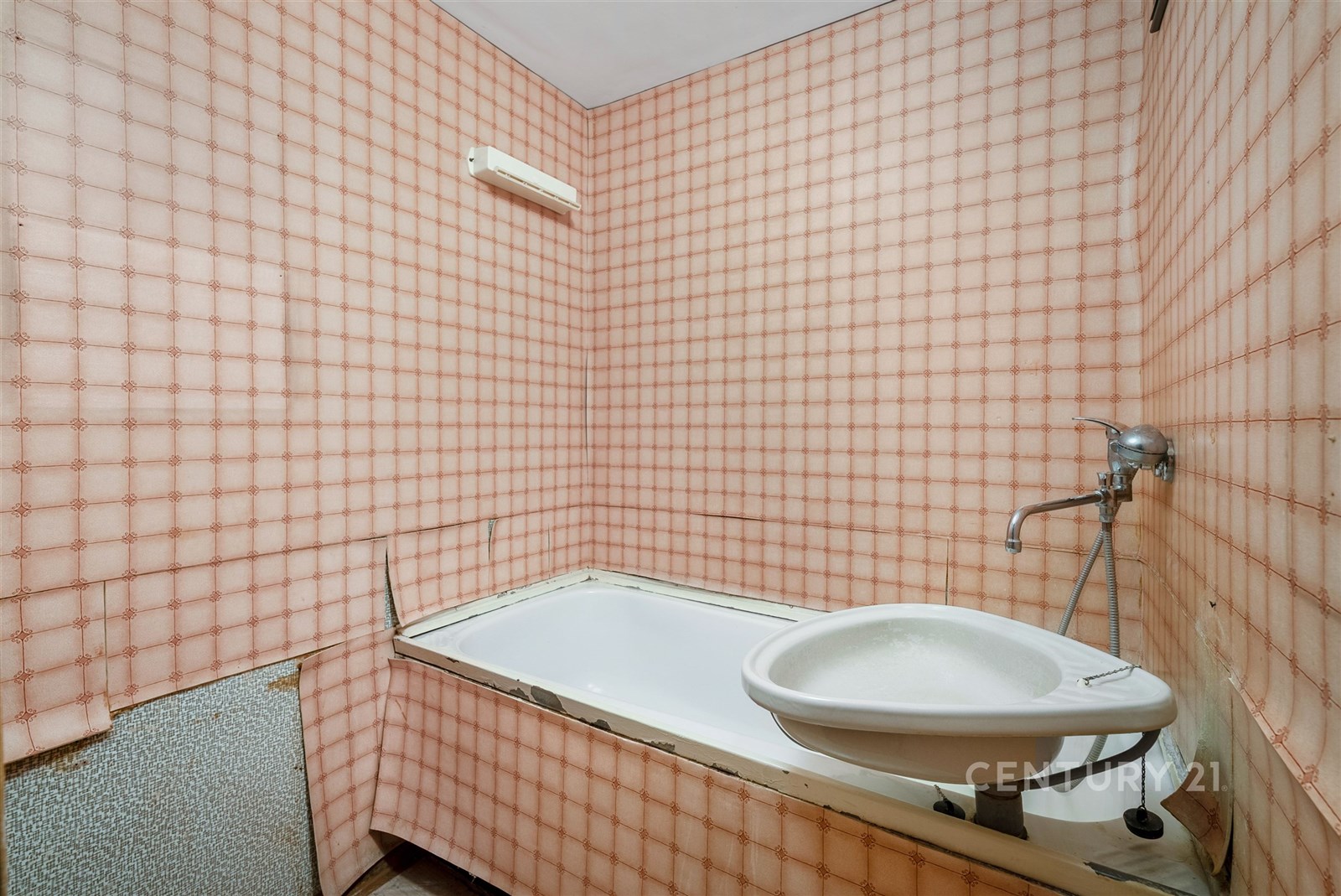 Koupelna s vanou, rustikální obklady na stěnách, j