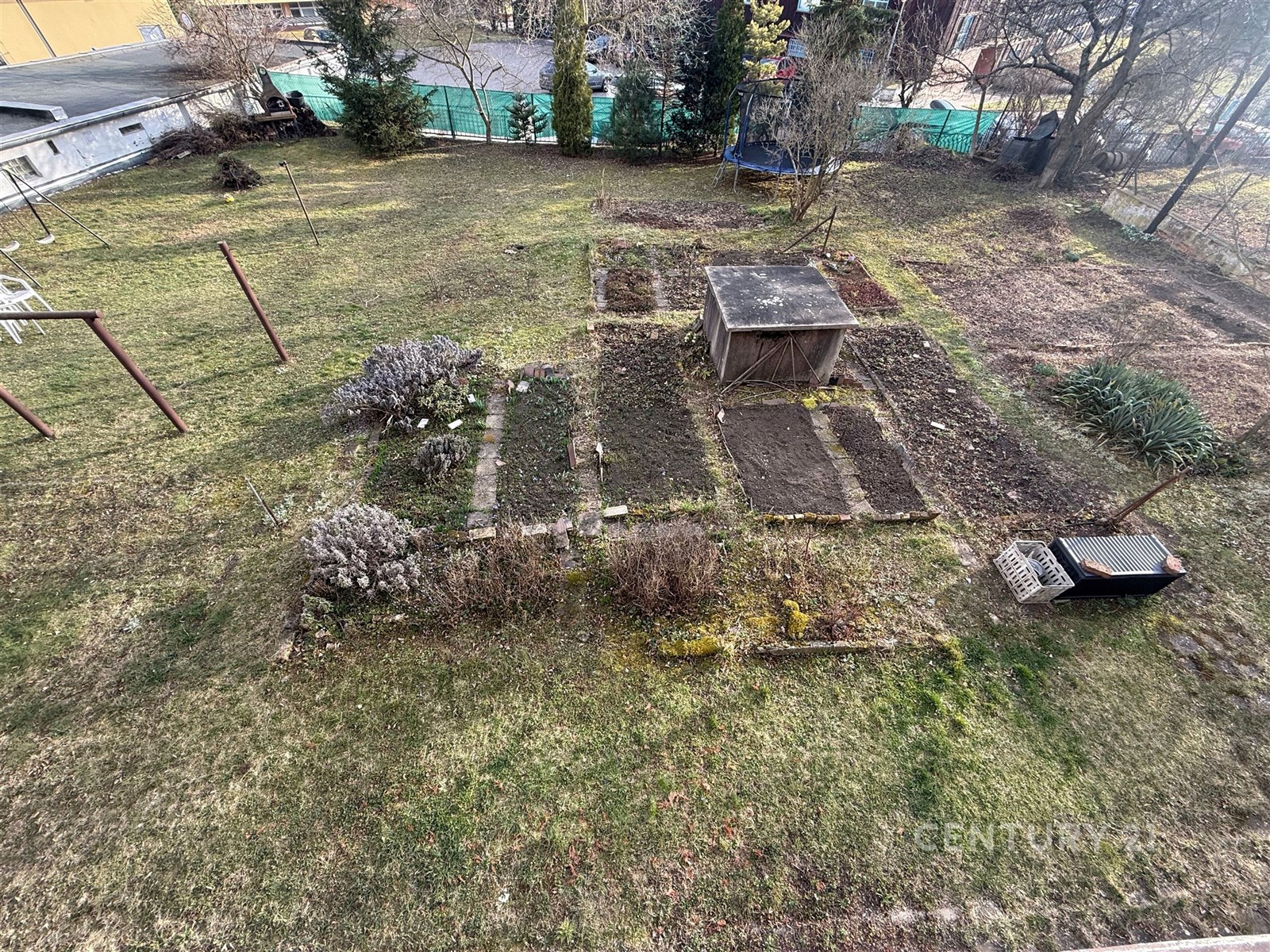 Prostorná zahrada s rekreačním přístřeškem, ideáln