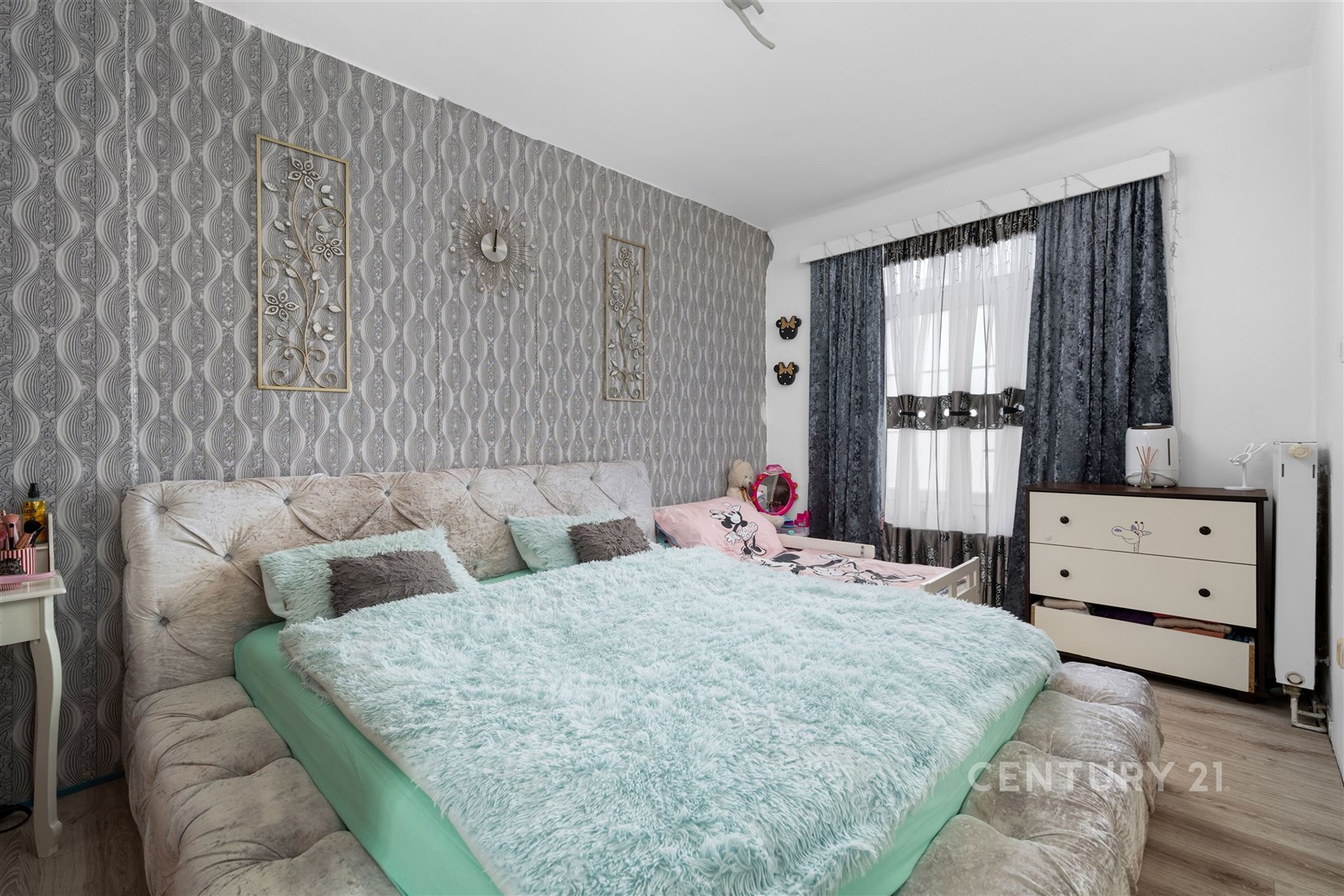 Prostorná ložnice s parketovou podlahou, moderní t