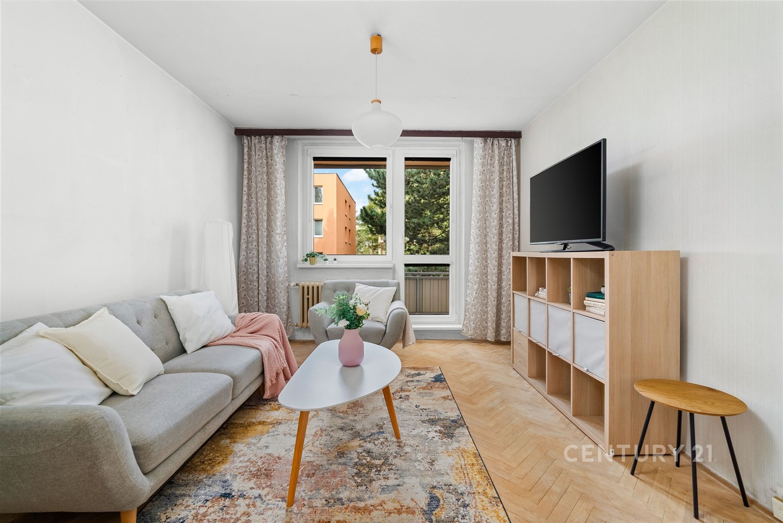 Světlý obývací pokoj s parketovou podlahou, velká 