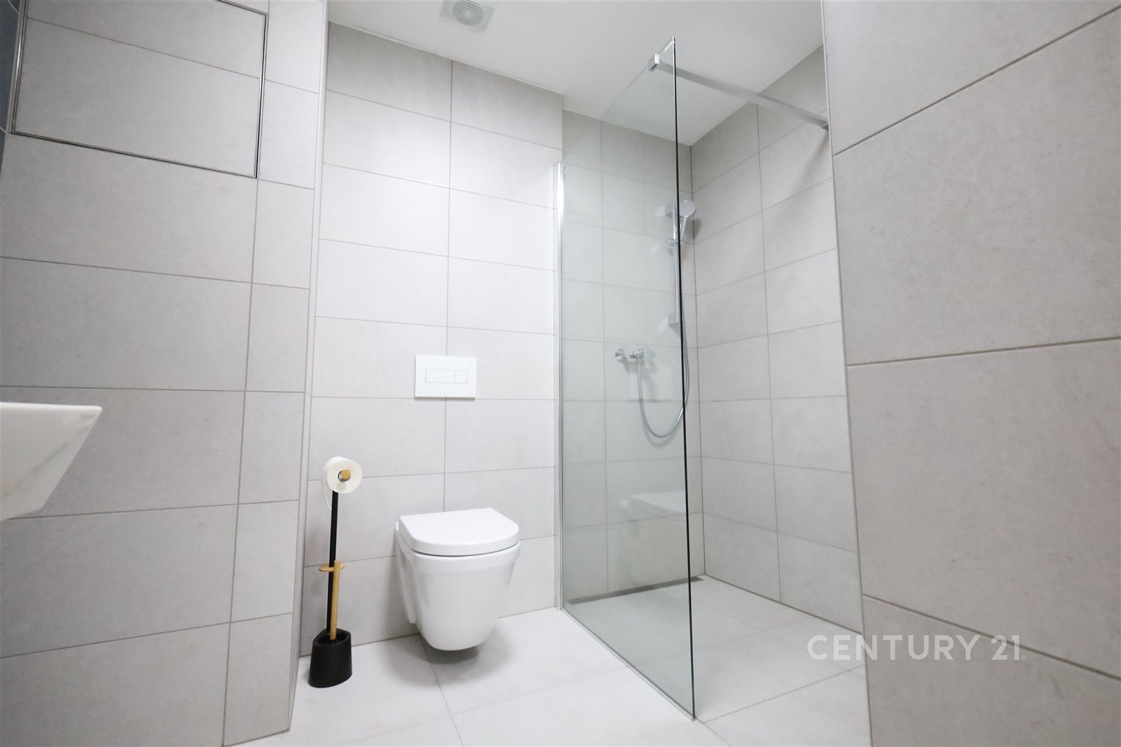 Moderní koupelna s velkoformátovou dlažbou, sprcho