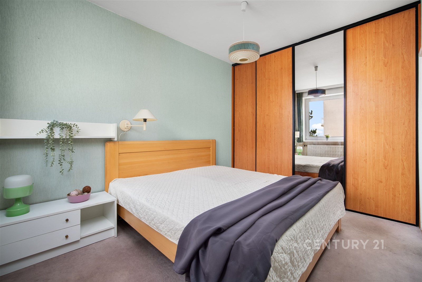 Prostorná ložnice s vestavěnými skříněmi a parketo