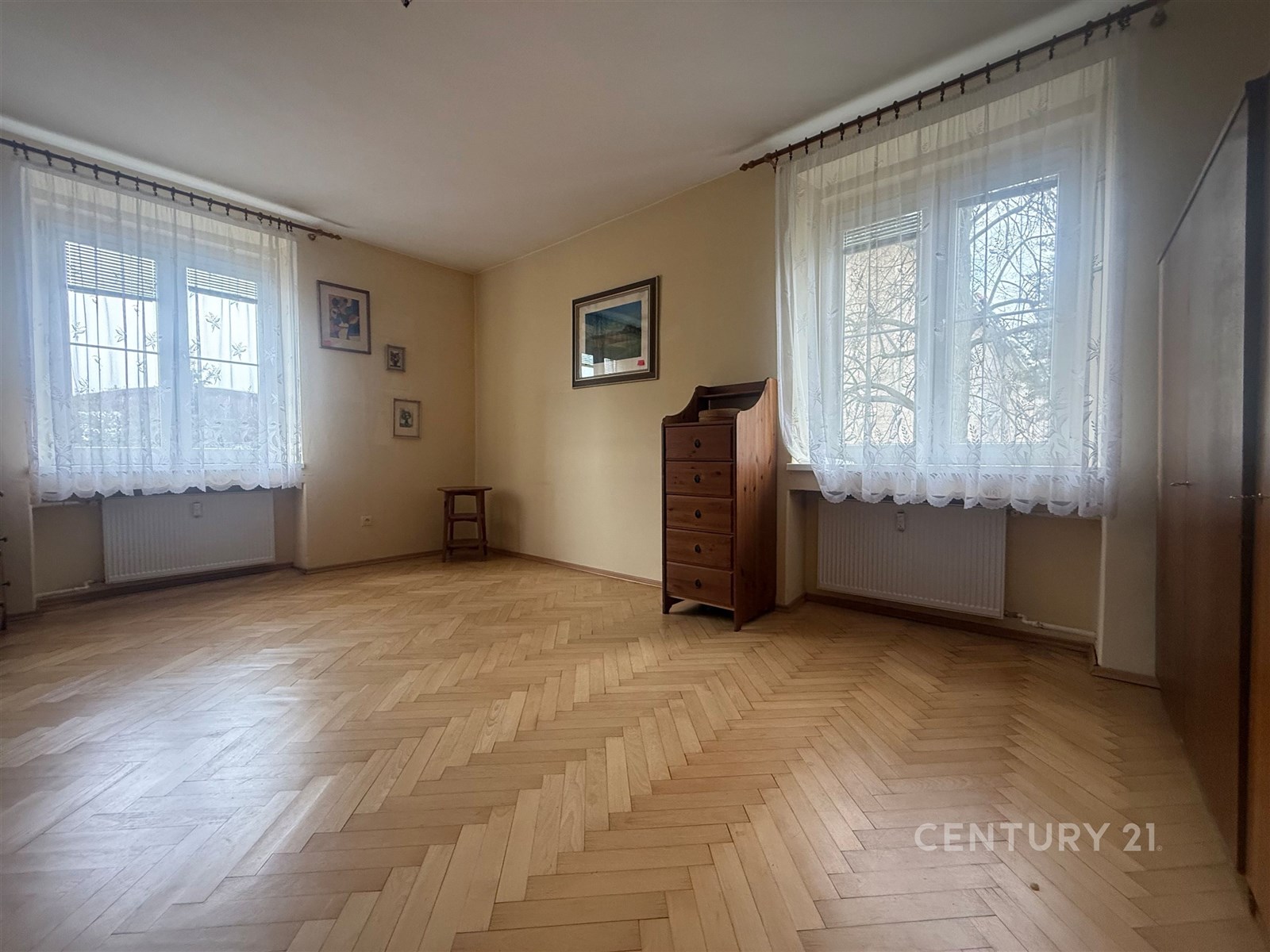 Světlý obývací pokoj s parketovou podlahou, velká 