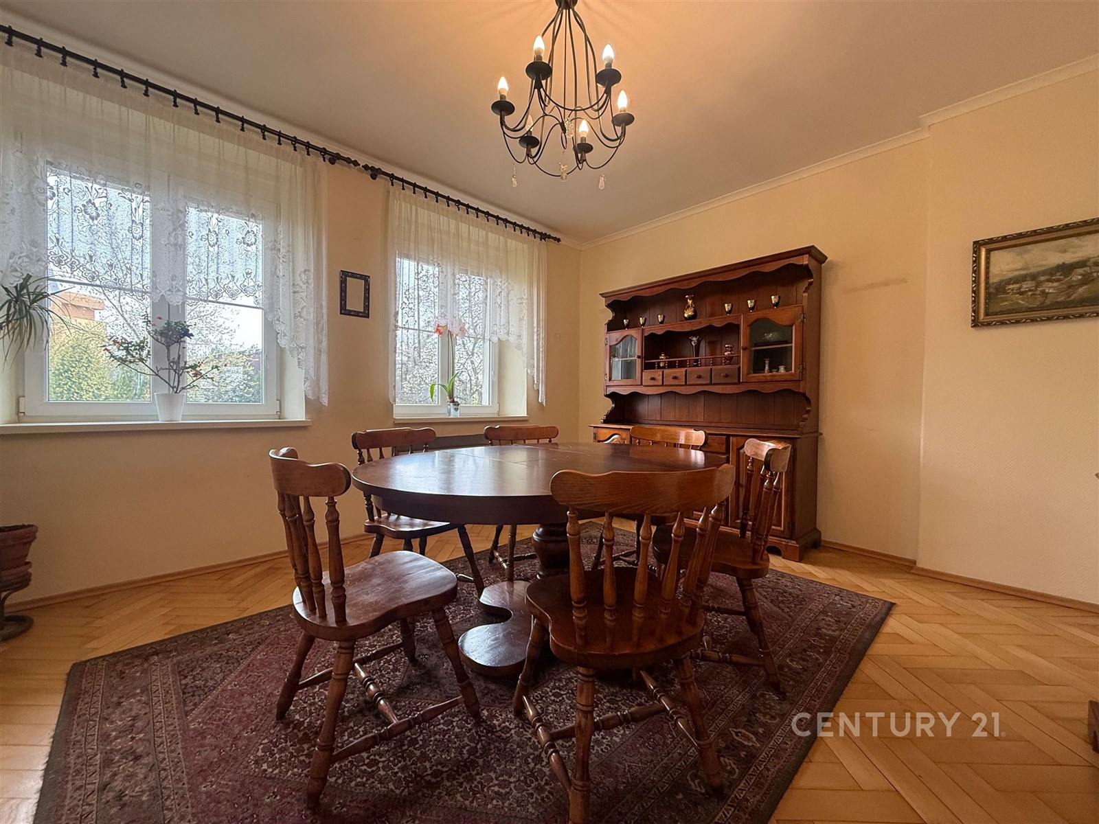 Jídelna s parketovou podlahou, dřevěným nábytkem a