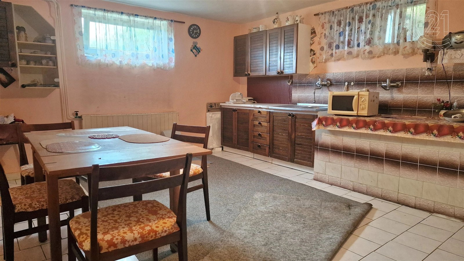 jídelna s kachličková podlaha, radiátor, a přirozené světlo