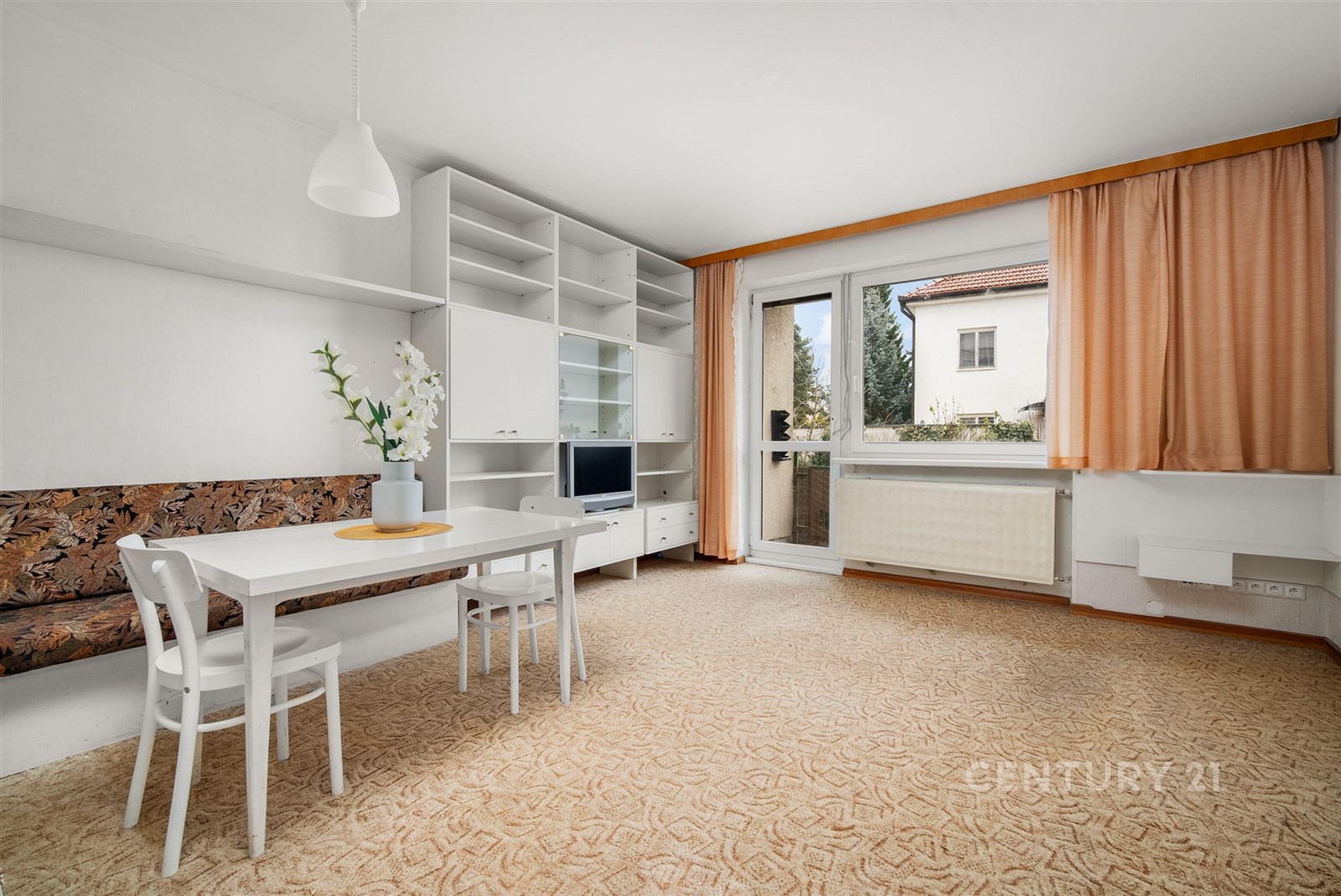 Světlý obývací pokoj s velkými okny, parketovou po