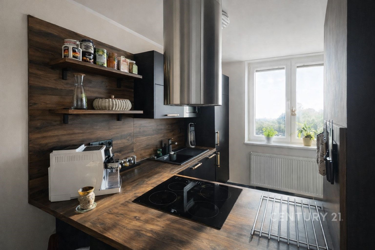 Moderní kuchyň s dřevěnou linkou a velkými okny, k