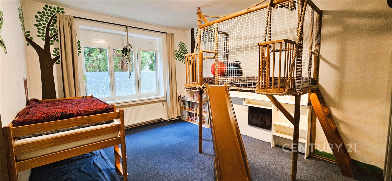 Dětský pokoj s kobercovou podlahou, velkým oknem a