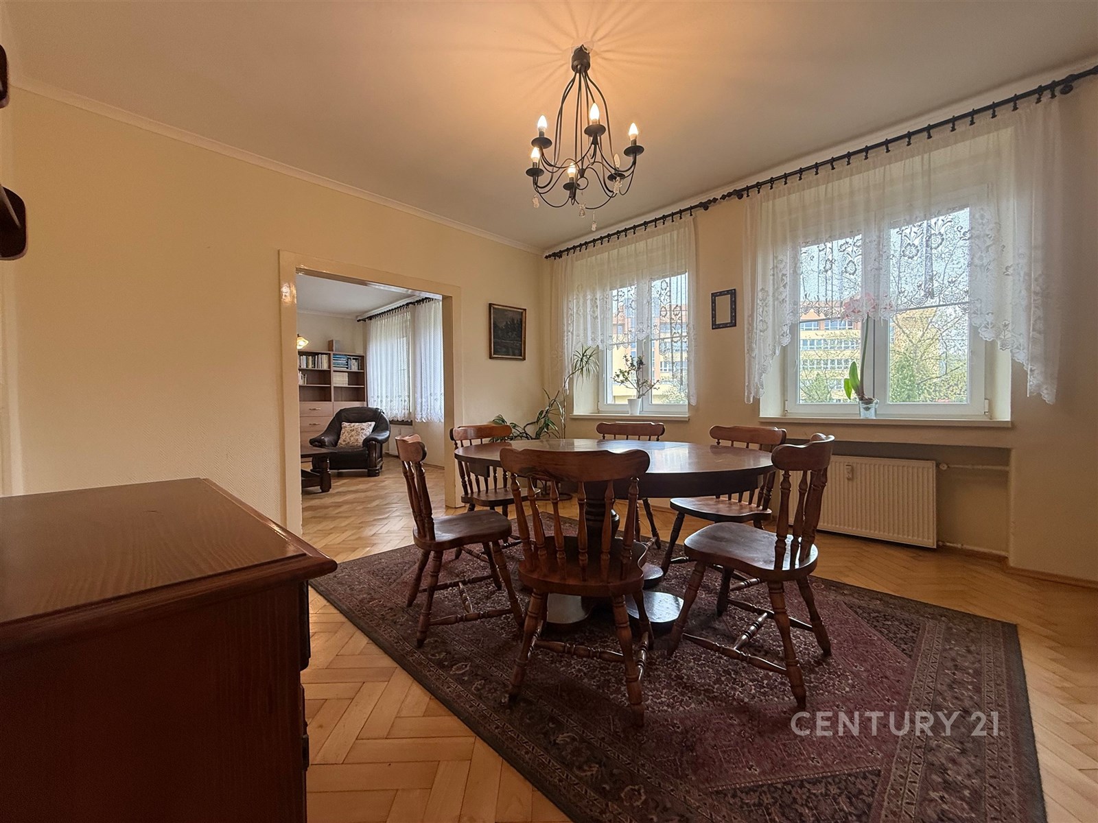 Jídelna s parketovou podlahou a velkými okny, klas