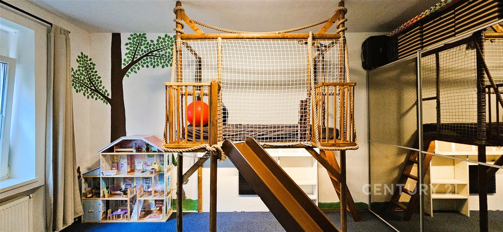 Dětský pokoj s moderní vestavěnou skříní nabízí or