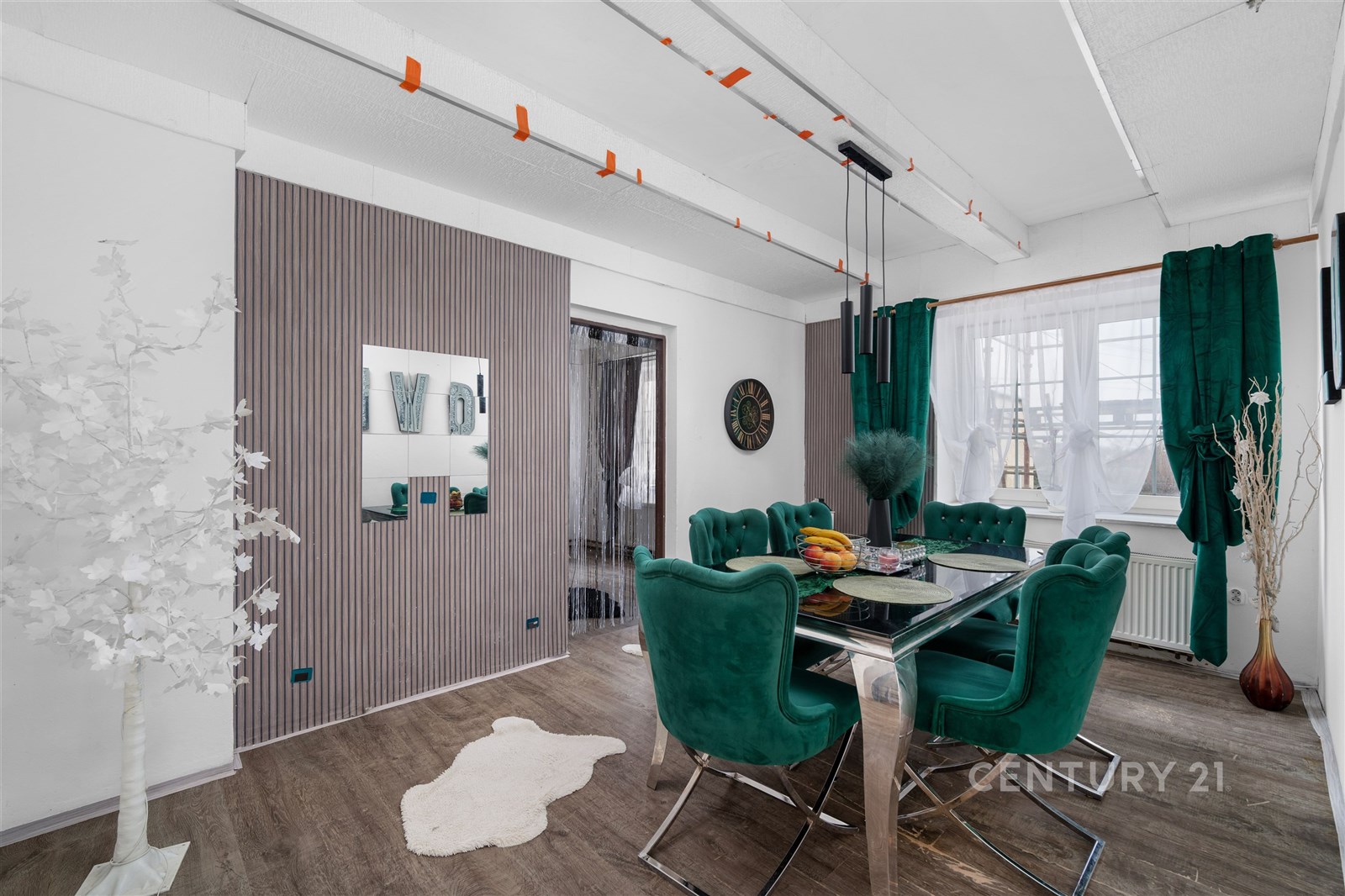 Jídelna s moderním designem, luxusní zelené čaloun