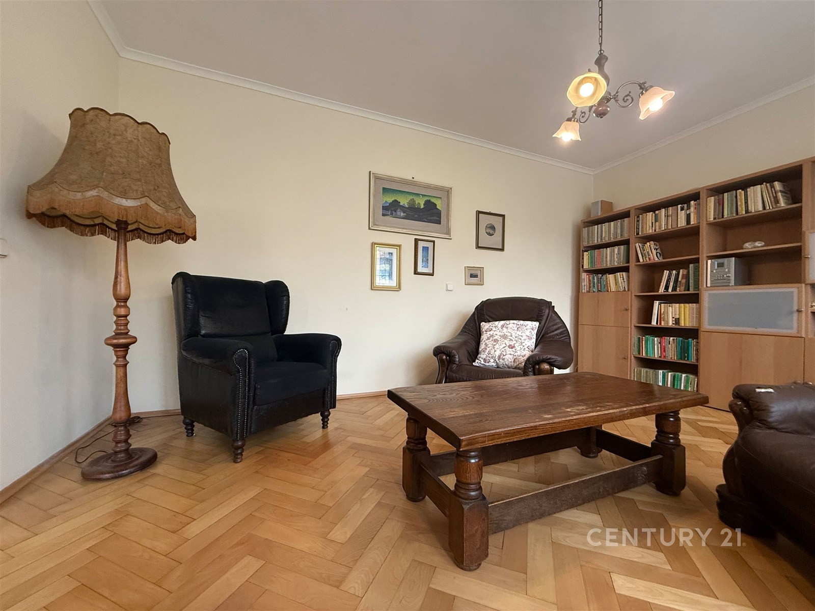 Obývací pokoj s parketovou podlahou, dřevěným náby