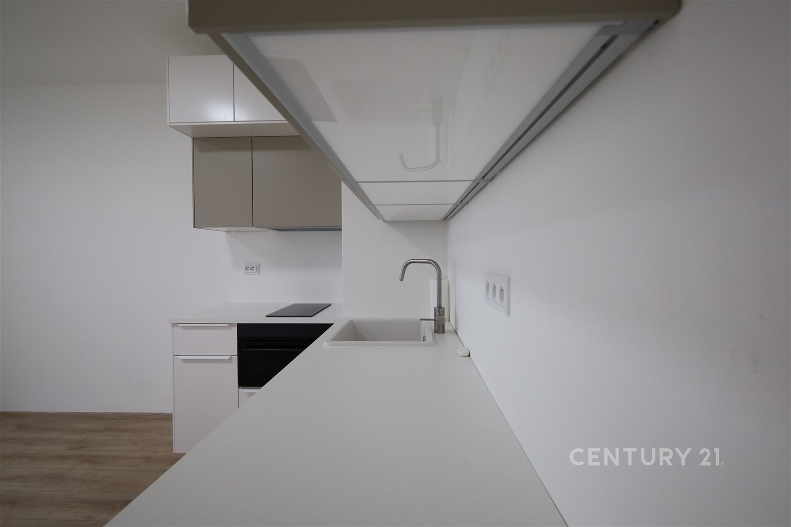 Moderní kuchyň s bílými skříňkami, vestavěnou trou