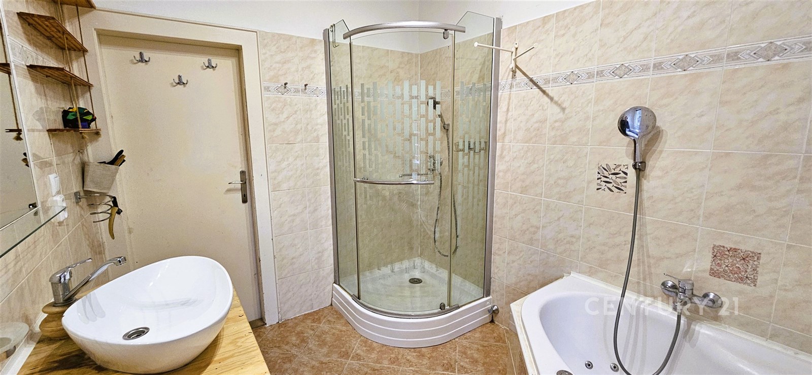 Koupelna s moderní sprchovým koutem, keramickou dl