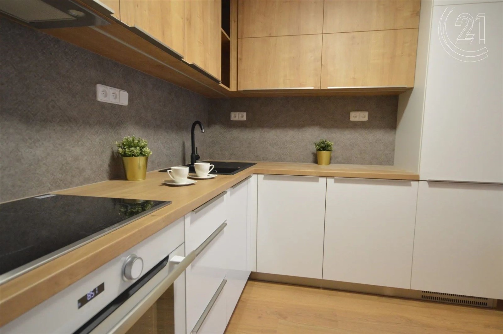 kuchyně s deformace, dřevěná podlaha, backsplash, 