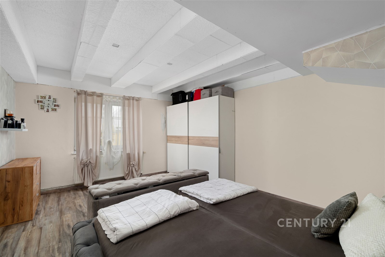 Prostorná ložnice s parketovou podlahou, vestavěné