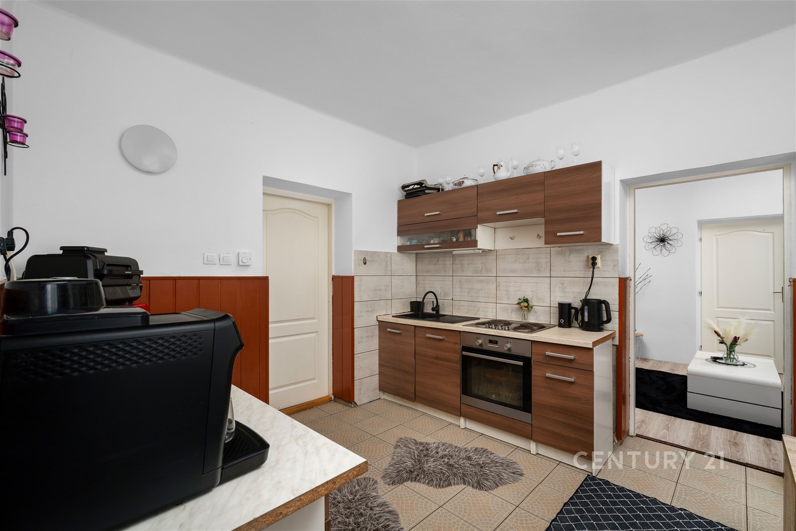 Moderní kuchyň s dlažbou, stylovými dřevěnými skří