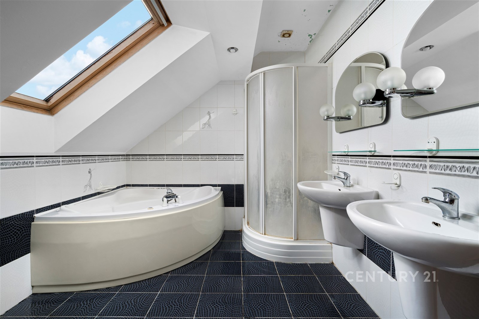Podkrovní koupelna s moderní dlažbou, rohovou vano