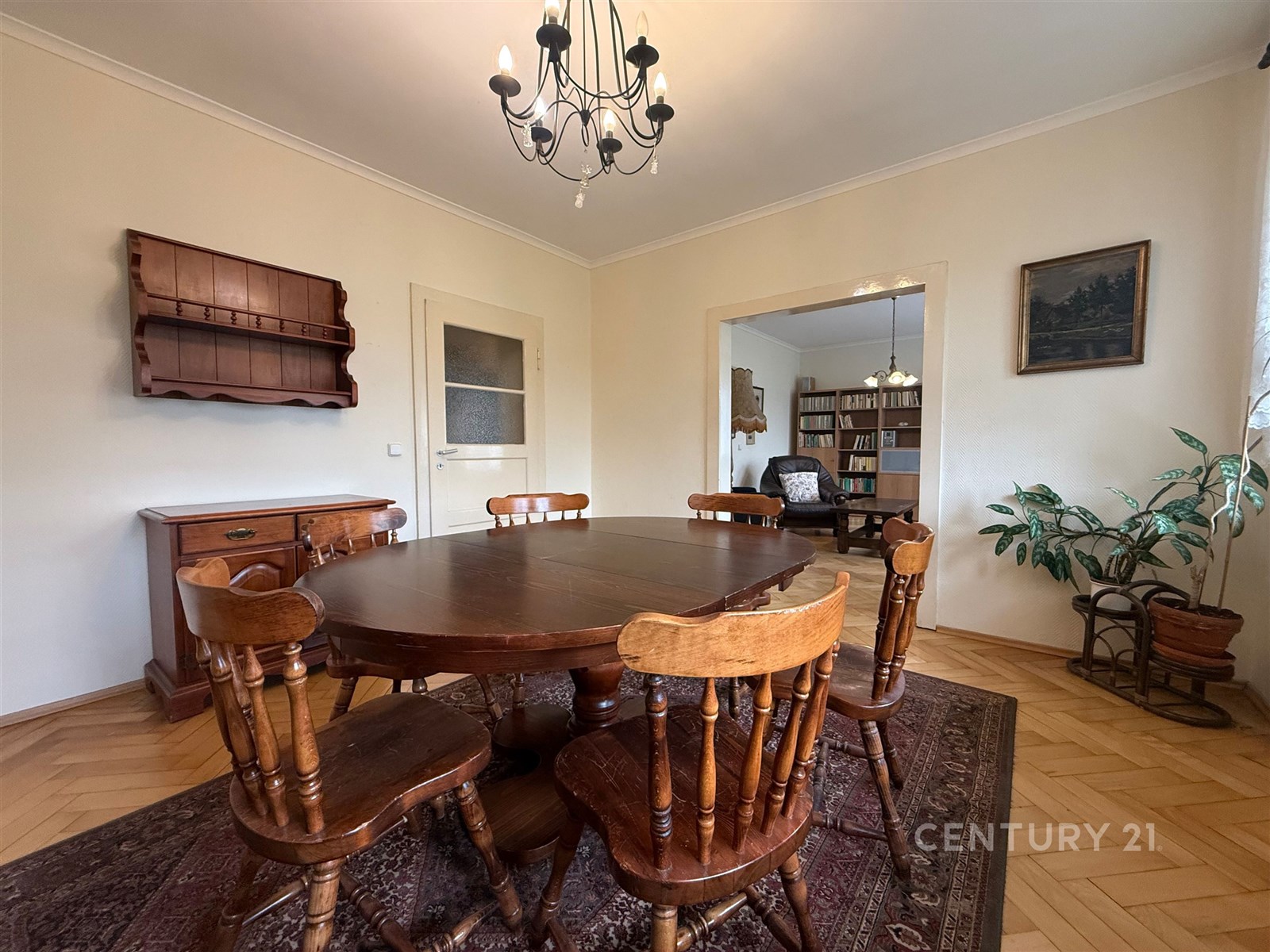 Jídelna s parketovou podlahou, dřevěným nábytkem a