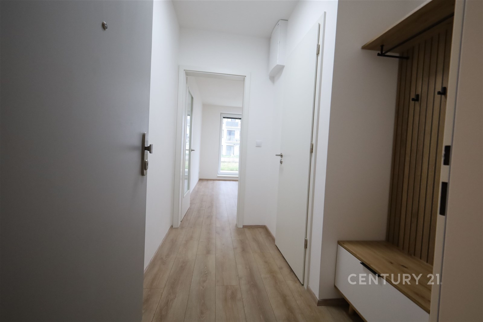 Vstupní hala s parketovou podlahou, moderní styl a