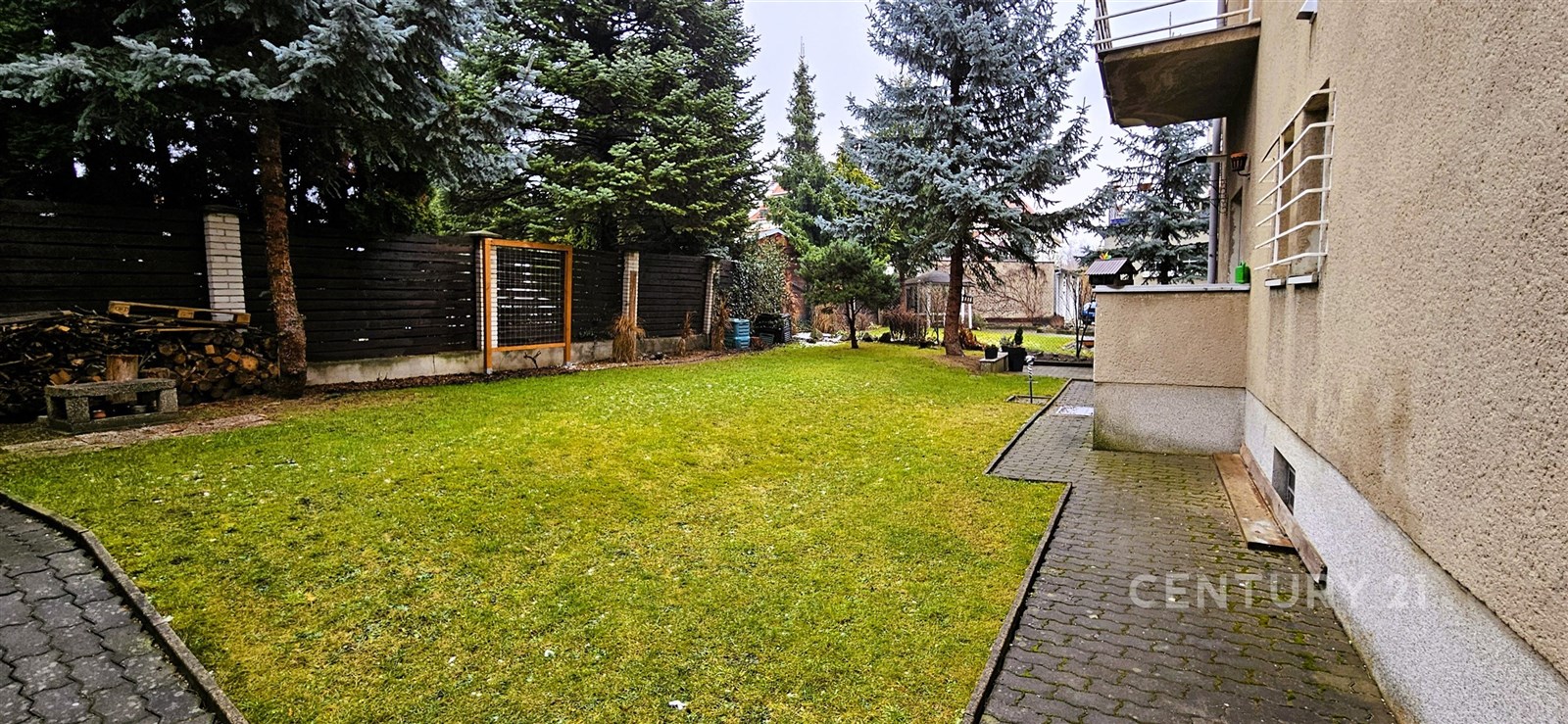 Zahrada s udržovaným trávníkem, obklopená stromodř