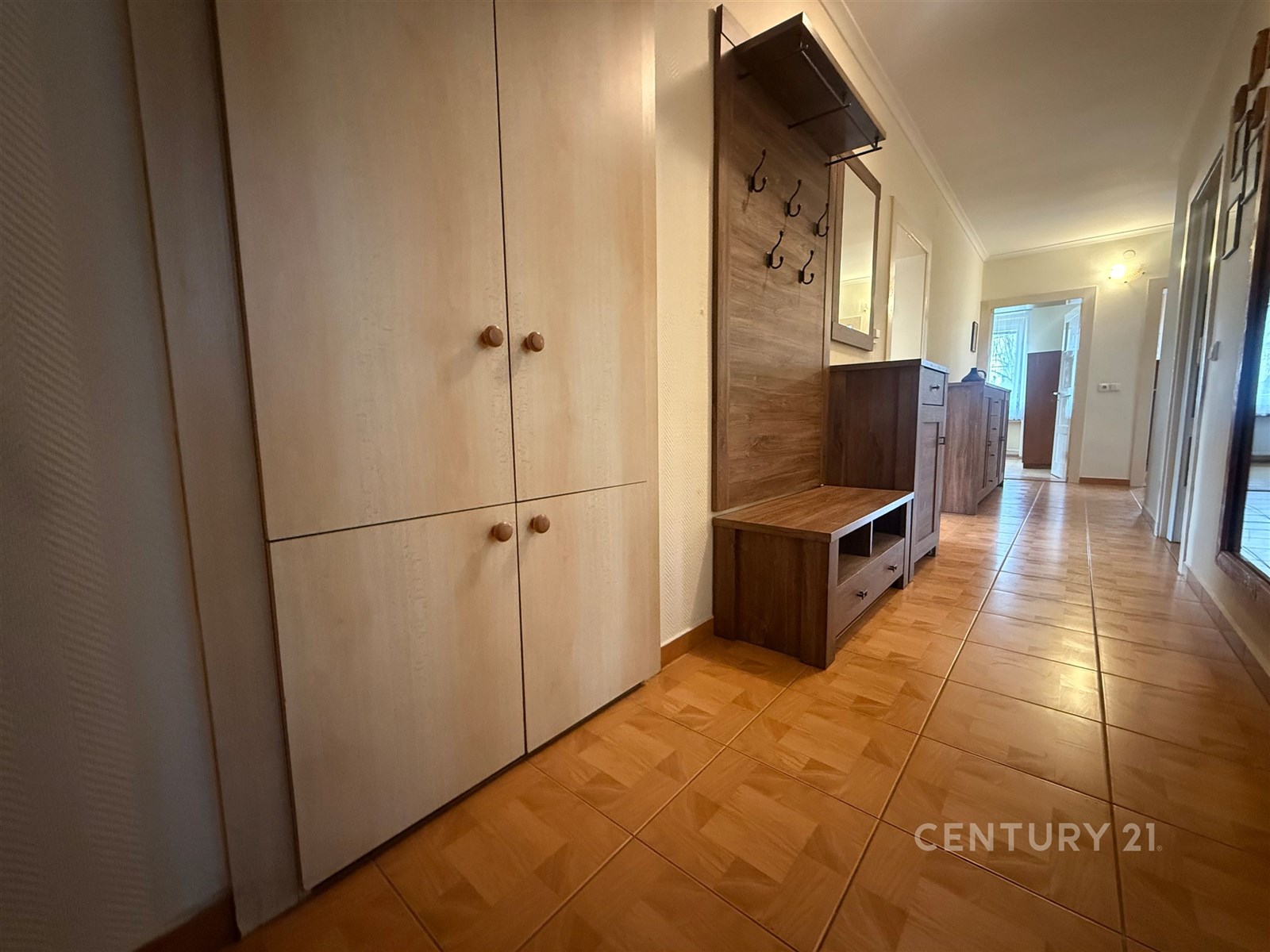 Chodba s parketovou podlahou, vestavěnými skříněmi