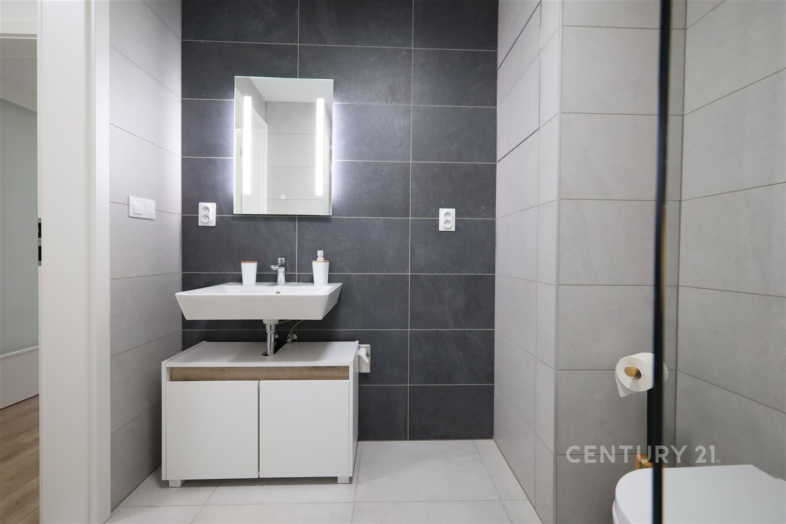 Moderní koupelna s dlažbou, stylový umyvadlový sto