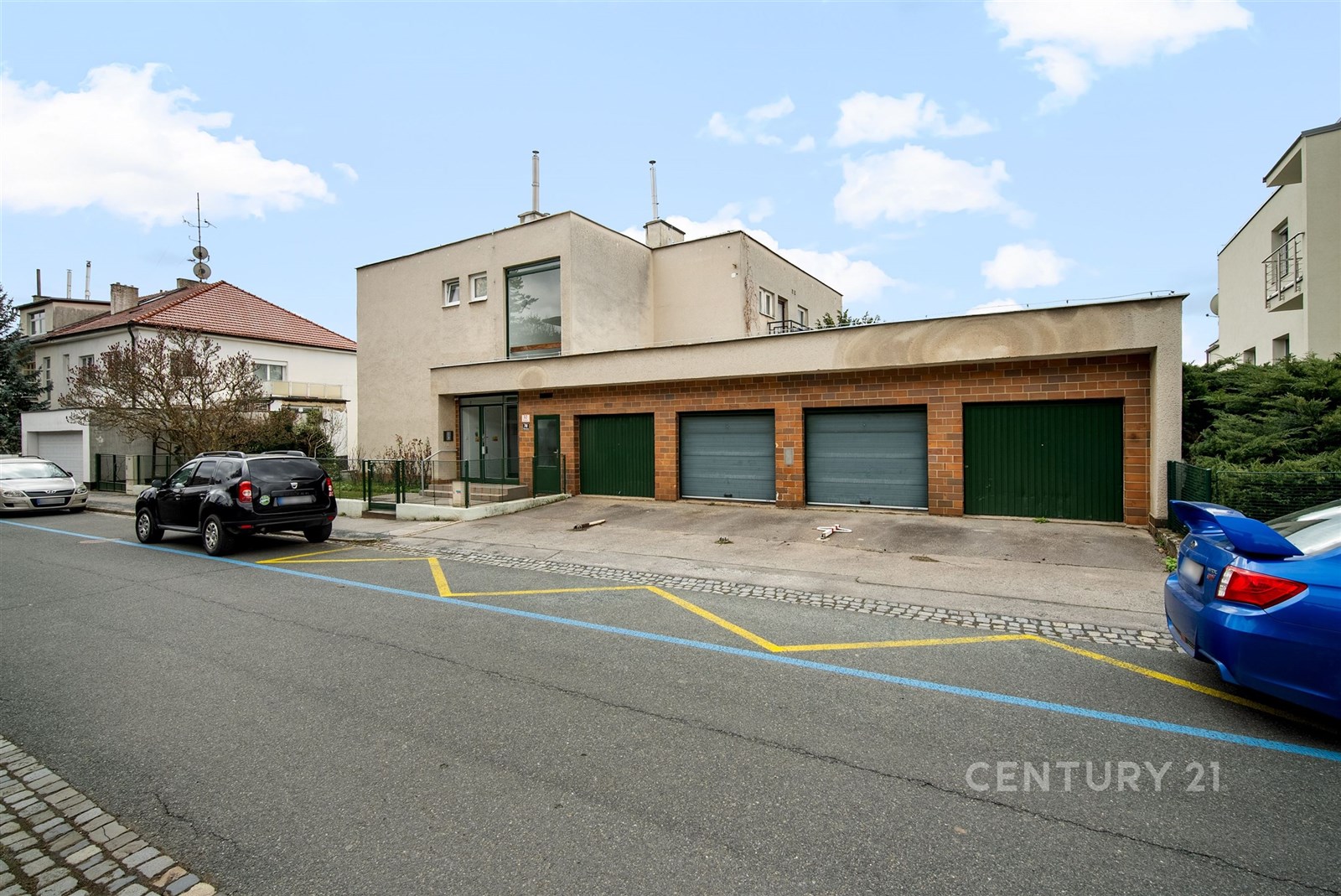 Rodinný dům s moderní fasádou a trojgaráží v klidn