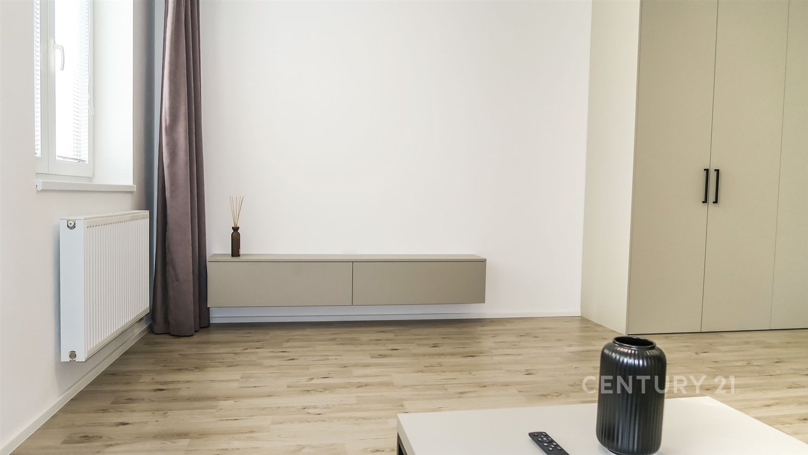 Moderní obývací pokoj, parketová podlaha, vestavěné skříně, minimalistický design, světlý prostor