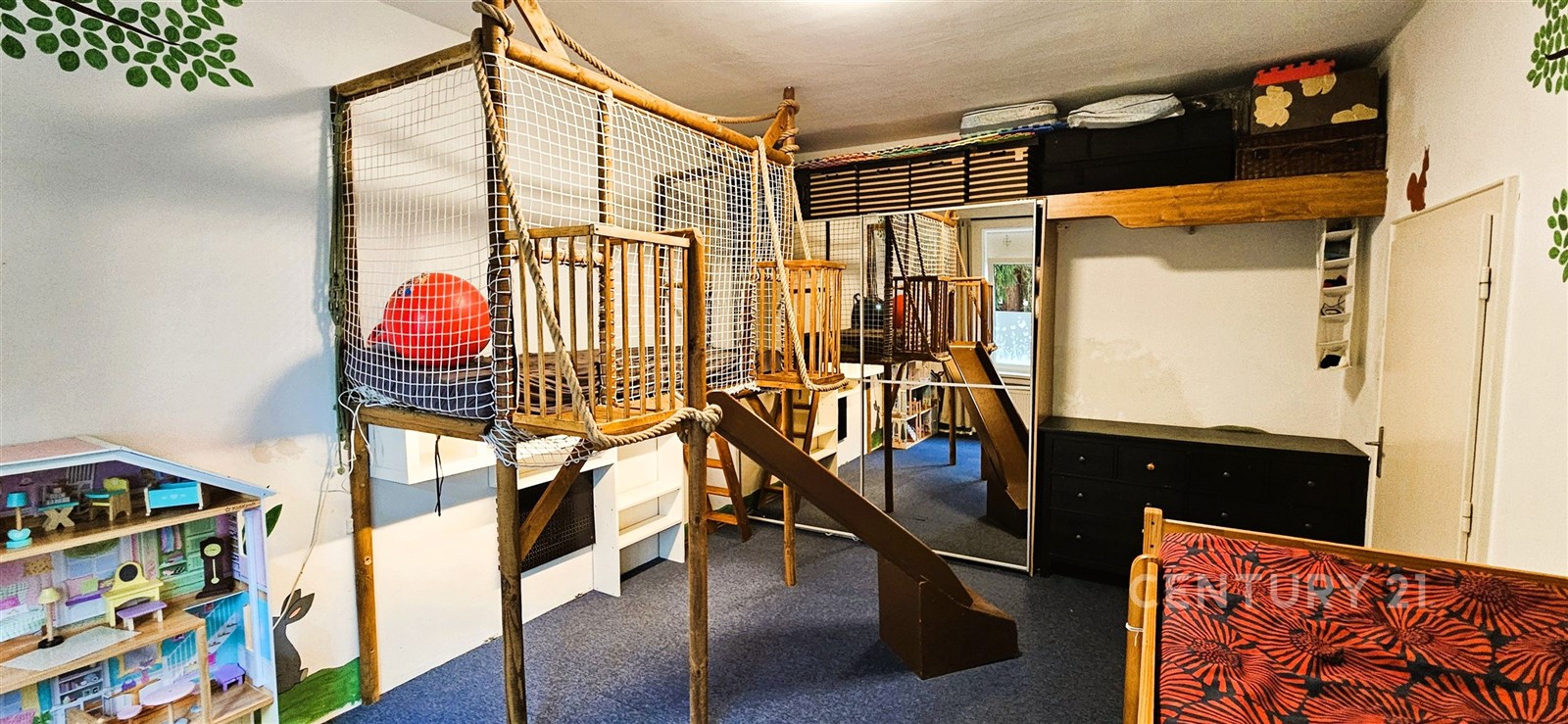 Dětský pokoj s herní konstrukcí, koberce, vestavěn