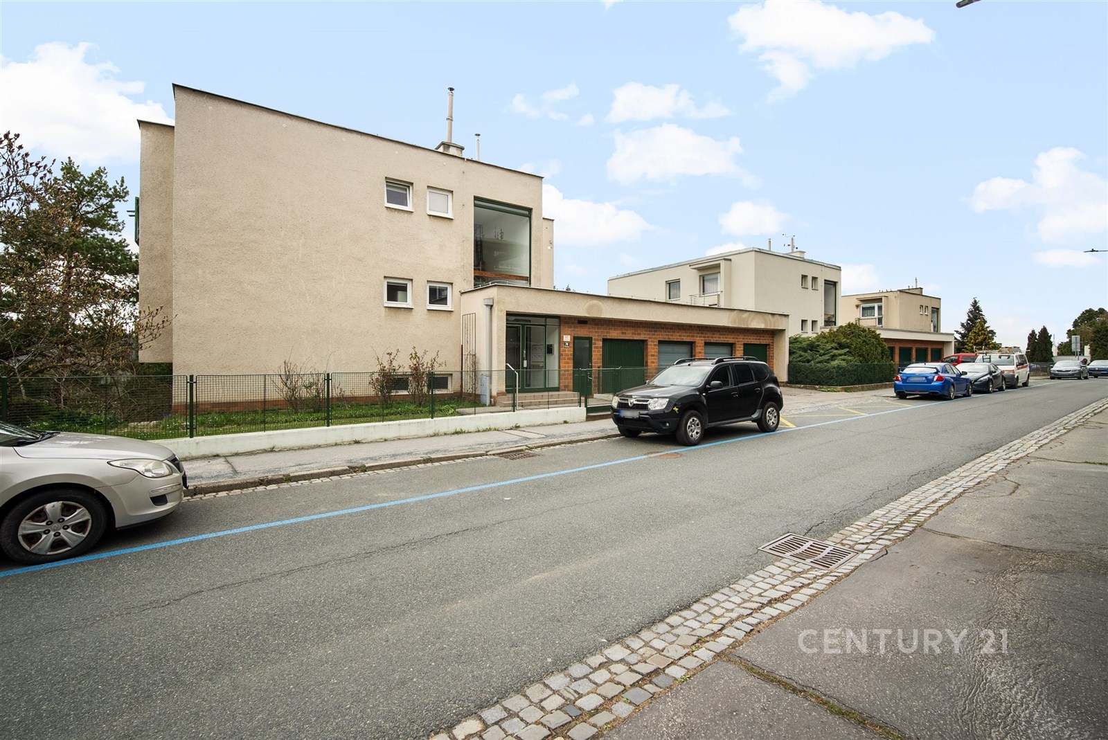 Venkovní pohled na moderní rodinný dům s garáží, č