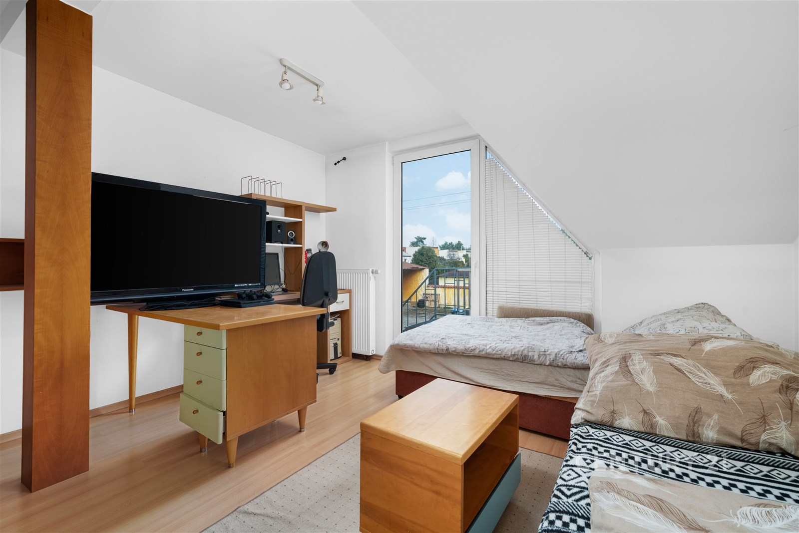 Podkrovní ložnice s parketovou podlahou, velkým ok