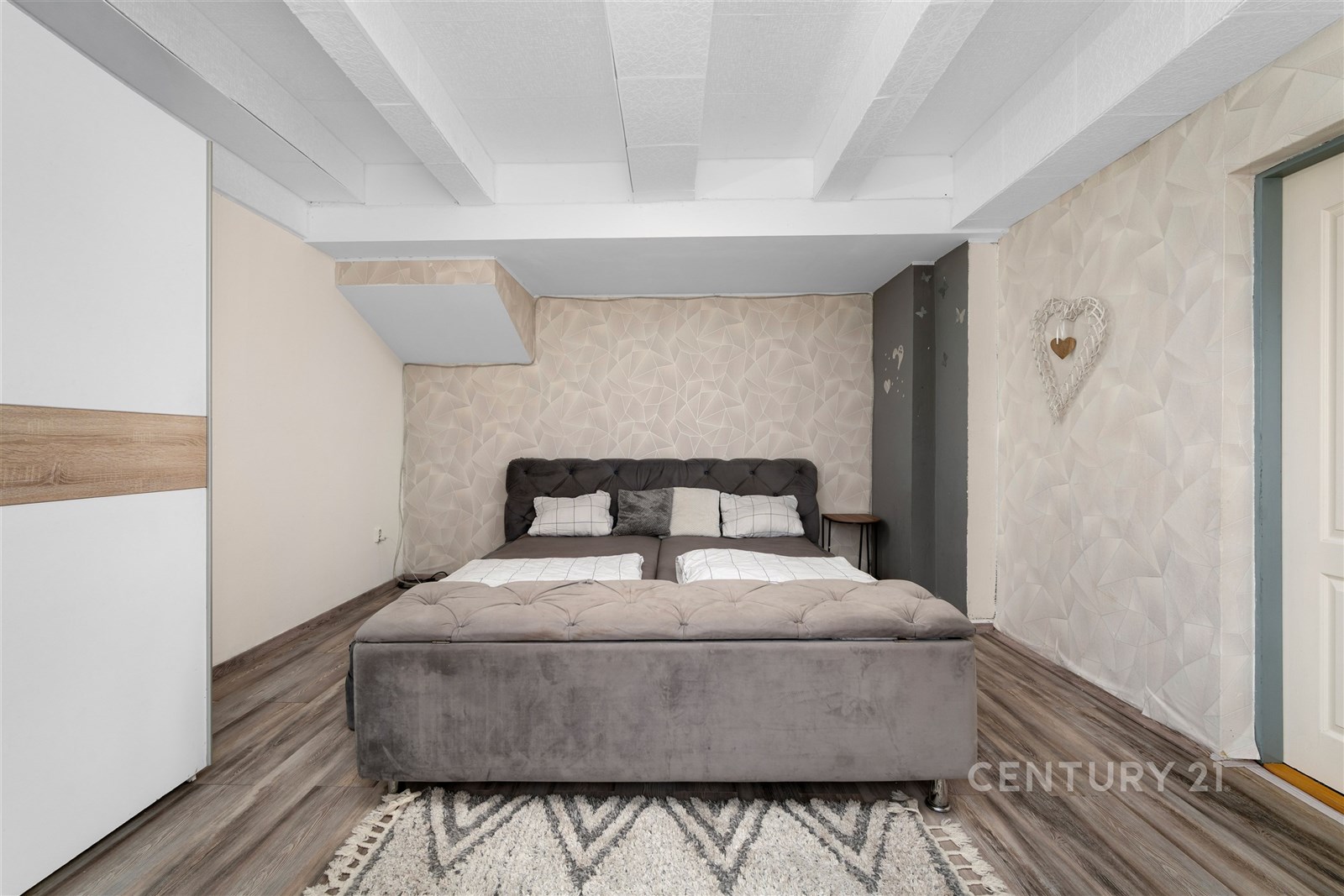 Prostorná ložnice s parketovou podlahou, moderní v